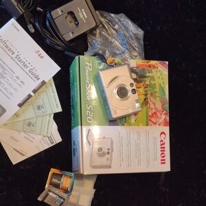 Canon PowerShot S20 Camera in Silver